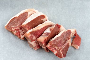 Kuzu kaburgaları hizalanmış, üst görünüm, yakın çekim, ambalaj, kağıt.