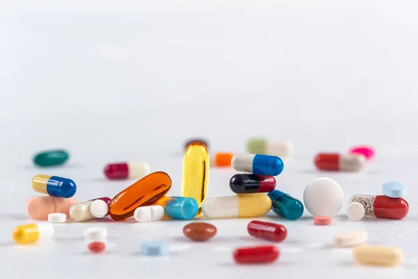 Diversidad Medicamentos Forma Cápsulas Alineadas Superpuestas Sobre Fondo Blanco Recortado —  Fotos de Stock