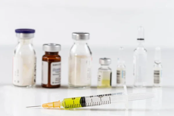 Medicine Bottle Injection Medical Glass Vials Syringe Vaccination Liquid Drug — Stock Photo, Image