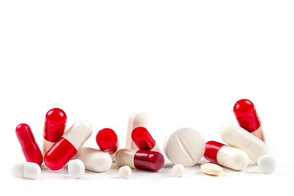 Rote Und Weiße Kapseln Und Medikamente Nahaufnahme Auf Weißem Hintergrund — Stockfoto