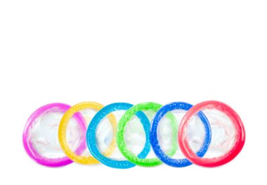 Kesilmiş beyaz arka planda yatay olarak sıkıştırılan prezervatifler.