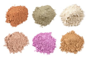 Kırpılmış beyaz bir arkaplanda yukarıdan görülen yakın çekim gölleri.