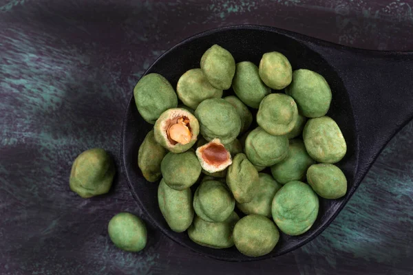 Pile Wasabi Coated Peanuts Isolated Wooden Dark Background — Stok fotoğraf