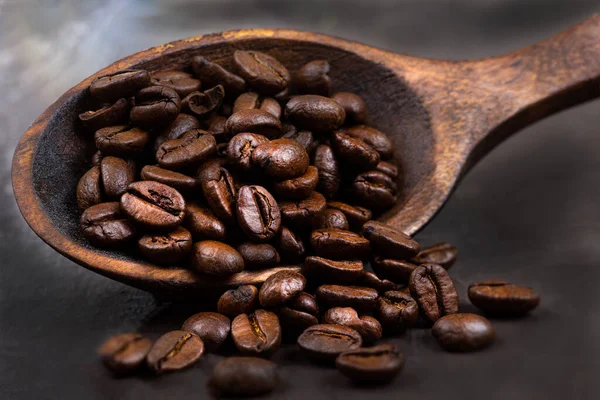 Tahta Kaşıklı Kahve Çekirdekleri Izole — Stok fotoğraf