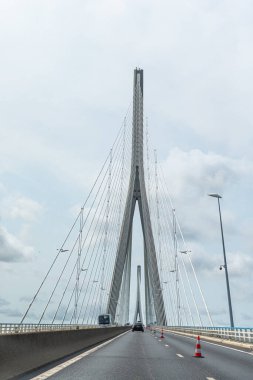 Fransa 'da Honfleur yakınlarındaki Seine Nehri delta manzaralı Normandiya Köprüsü veya Pont de Normandie