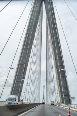 Fransa 'da Honfleur yakınlarındaki Seine Nehri delta manzaralı Normandiya Köprüsü veya Pont de Normandie