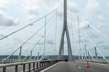 Fransa 'da Honfleur yakınlarındaki Seine Nehri delta manzaralı Normandiya Köprüsü veya Pont de Normandie