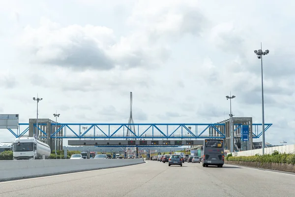 法国Le Havre诺曼底大桥 2023年6月 经过收费站的汽车 — 图库照片