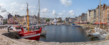 Honfleur, Fransa - Haziran 06 2023: Honfleur, Fransa 'nın Calvados şehrinde yer alan bir Fransız komünü..