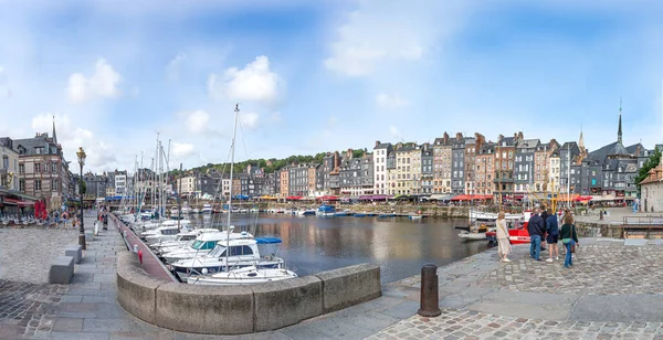 Honfleur, Fransa - Haziran 06 2023: Honfleur, Fransa 'nın Calvados şehrinde yer alan bir Fransız komünü..