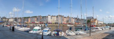 Honfleur, Fransa - Haziran 06 2023: Honfleur, Fransa 'nın Calvados şehrinde yer alan bir Fransız komünü..