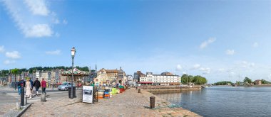 Honfleur, Fransa - Haziran 06 2023: Honfleur, Fransa 'nın Calvados şehrinde yer alan bir Fransız komünü..