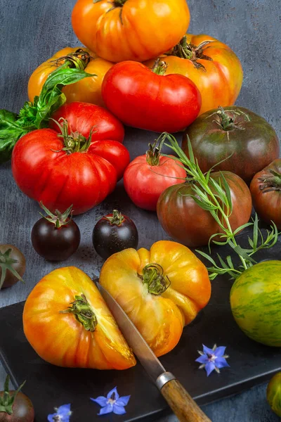 Świeżo Zebrana Pamiątka Rodowa Pomidory Desce Krojenia Wielokolorowe Czerwone Zielone — Zdjęcie stockowe