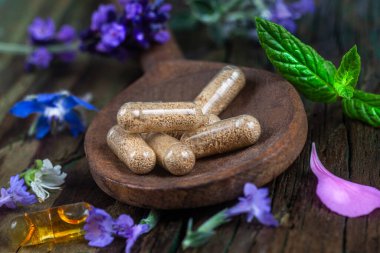 Bütünsel tıp yaklaşımı. Sağlıklı yiyecekler, diyet takviyeleri, şifalı bitkiler ve çiçekler..