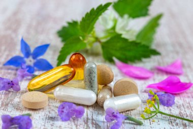 Beslenme takviyeleri, şifalı bitkiler ve çiçekler. Zerdeçal, kurutulmuş lavanta, ahşap taze spirulina tozu, omega asit kapsülleri..