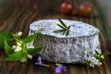 Tek parça Fransız küllü keçi peyniri.