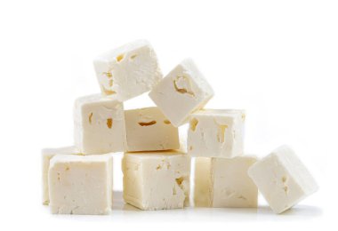 Beyaz arka planda izole edilmiş Feta peyniri. Kesme yolu ve tam derinlik ile. Üst görünüm.