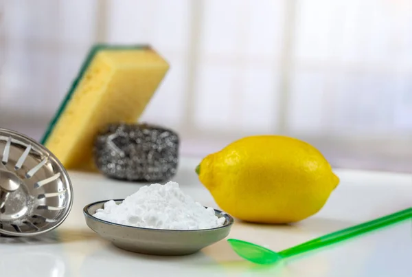 無毒なクリーニングのためのベーキングソーダ 酢および切られたレモン材料自由に世帯 ロイヤリティフリーのストック写真