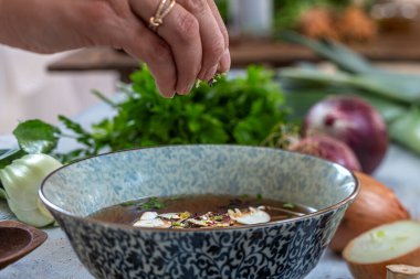 Asya yemek yapılan anlık erişte ve shiitake mantar, geleneksel oryantal gıda