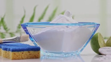 Dönüşümlü video, kabartma tozu, sirke, limon bazlı doğal temizlik ürünleri. Kabartma tozu ve sirke karışımının kimyasal reaksiyonu