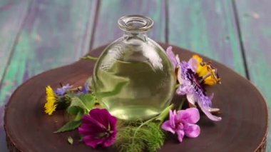 Tıbbi bitki ve çiçek seçimi , nane, passiflora,, adaçayı, kekik, aromaterapi uçucu yağ cam şişe ile lavanta limon merhem .