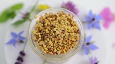 Kuru Polen Çayı. Dönen Granüller Arkaplanı. Alternatif Tıp Konsepti. Doğal Tamamlayıcı