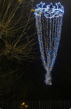 Normandiya, Fransa -12- 30- 2024: Xmas kutlamaları için ışıklandırma dekorasyonlarının dış gece fotoğrafı.