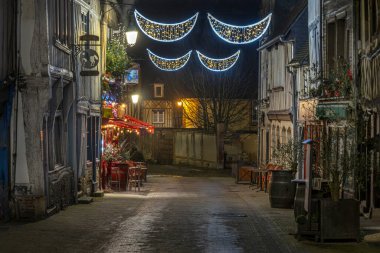 Normandiya, Fransa -12- 30- 2024: Xmas kutlamaları için ışıklandırma dekorasyonlarının dış gece fotoğrafı.