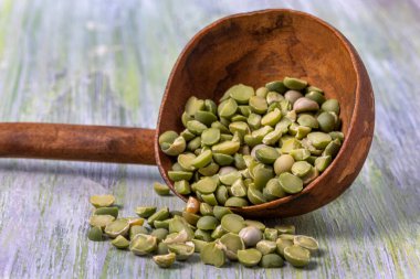 grunge arkaplanındaki yeşil bezelye yığını