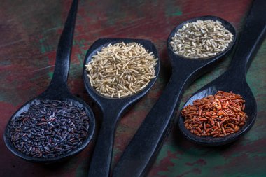 Türleri ve renkleri farklıdır - kırmızı, siyah, basmati, tam tahıl, uzun tahıl