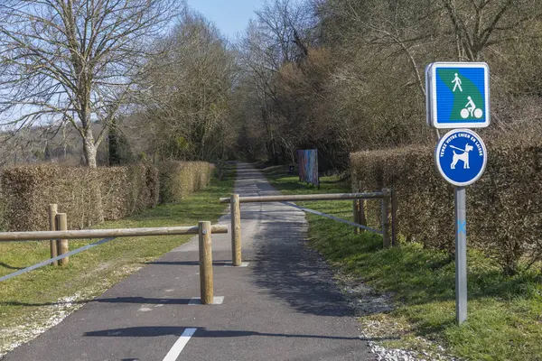 Çitlerle kaplı sakin bir patika aylakları ve bisikletçileri davet eder. Açık belirtiler yayalar ve köpekler için belirlenmiş alanları gösteriyor. Açık hava eğlencelerinin özünü yakalıyorlar..