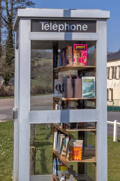 Kitaplarla dolu küçük bir kütüphaneye dönüştürülmüş eski bir telefon kulübesi. Kırsal bir bölgede yer alan etkinlikte, okumayı destekleme amaçlı yaratıcı bir toplum girişimi sergileniyor..