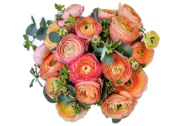 Göz kamaştırıcı bir buket ranunculus çiçeği şeftali, pembe ve sarı tonlarını sergiler. Taze yeşillik çiçekleri tamamlıyor. Kutlama ya da hediye için ideal hale getiriyor..