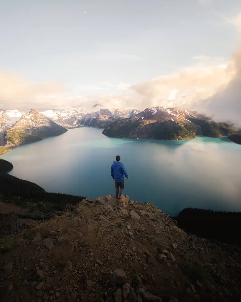 Man Standing Mountain Peak Looking Out Scenery — Stok fotoğraf