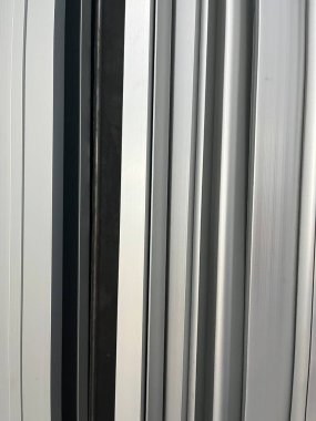 Sürgülü kapı çekmeceleri fotoğrafı kapatır. Yatay şablon üzerinde izole edilmiş çizgili gri renkli metal çubuklar.