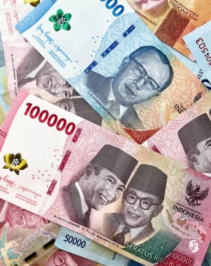 Kırmızı ve mavi renkli beş bin yüz bin yüz bin Endonezya rupia kağıt para birimi nesnesi beyaz stüdyo arka planında izole edildi. Uang kertas seratus dan lima puluh ribu.