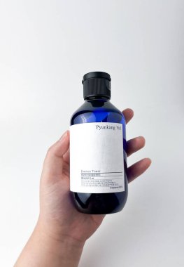Jakarta, Endonezya - 25 Şubat 2024 - Pyunkang Yul essence toner mavi şişe ambalajlama etiketi. Cilt bakımı nesne fotoğrafçılığı beyaz arka planda izole edildi.