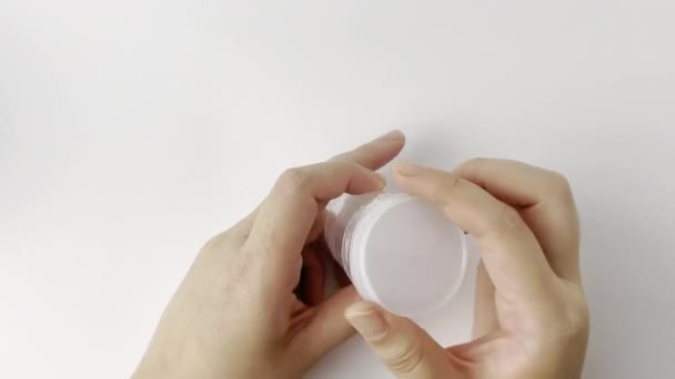 Ludzkie Ręce Otwierają Pojemnik Leki Wyjmując Czerwono Białe Tabletki Biorąc — Wideo stockowe