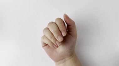 El açılışı ve kalp şeklinde pırlanta elmaslı kolye. Yatay beyaz arkaplanda izole edilmiş güzel küçük nesne.