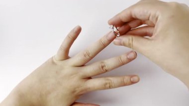 Kadınlar gümüş elmas yüzük takıyor. Yüzük parmağına yüzük tak. Görüntü yatay beyaz arkaplanda izole edildi.
