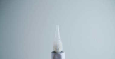 Süper yapıştırıcı beyaz uçlu hortum ambalajını kapat. Nesne fotoğrafçılığı beyaz arkaplanda izole edildi.