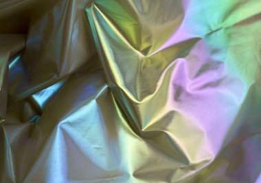 Yatay arkaplan fotoğrafçılığına izole edilmiş buruşuk dokuları olan parlak, yansıtıcı kumaş. Moda, zanaat veya diğer tema amaçları için arkaplan resmi.