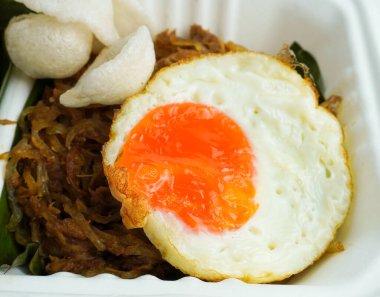 Güneşli tarafı yumurta ya da telur mata sapi olan mie aceh mutfağının daha sağlıklı versiyonu. Tabak fotoğrafçılığı yatay oranda izole edildi.