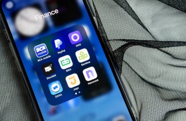 Jakarta, Endonezya - 22 Nisan 2024 - Finans ve yatırım temalı uygulama. BCA cep telefonu, maaş bordrosu, ovo ve dana e-cüzdan, bibit, stockbit, bareksa, jago, nanovest. Telefon ekranında mobil uygulamalar.