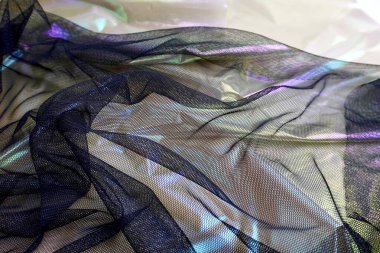 Sosyal medya, baskılar veya web sitesi duvar kağıdı için parıldayan kumaş kumaş fotoğrafçılığı üzerine ince siyah kumaş örtüsü ve yatay arkaplan üzerinde izole edilmiş arkaplan.