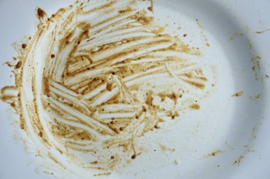 Yemek yedikten sonra bitirilen boş tabak sosu lekesi yatay arkaplanda izole edilmiş..