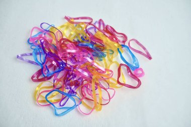 Saç aksesuarları için bir sürü renkli saç bandı lastik plastik ekipman. Nesne fotoğrafçılığı yatay oran beyaz arkaplanda izole edildi.