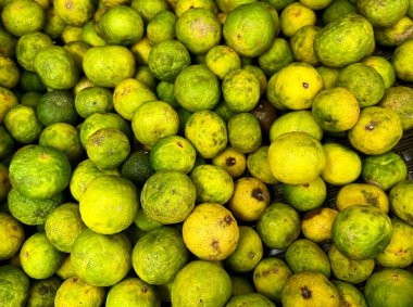 Organik sarı ve yeşil renkli turuncu turuncu turunçgil derili yiyecek objesi fotoğrafçılığı yatay arkaplanda izole edilmiş..