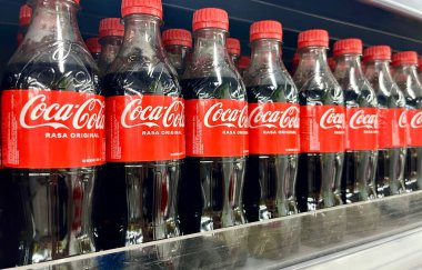 Jakarta, Endonezya - 6 Mayıs 2024 - Siyah renkli su, kırmızı etiket ve kapak ambalajlı Coca Cola gazlı içecek. Editör nesneleri fotoğrafçılık