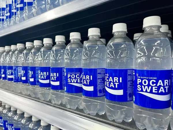 Jakarta, Endonezya - 6 Mayıs 2024 - Pocari ter iyon sporu Endonezya 'da süpermarket raflarında popüler olan Japonya' dan ferahlatıcı içecekler. Editör nesneleri fotoğrafçılık.